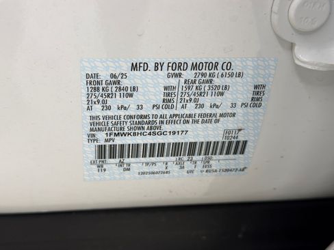 Used 2025 Ford Explorer Platinum w/ Ultimate Package AWD/4WD image 25