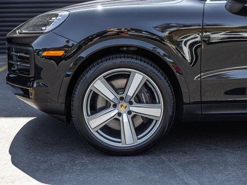 Certified 2024 Porsche Cayenne AWD/4WD image 11