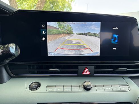 Certified 2025 Hyundai Elantra Limited FWD image 19