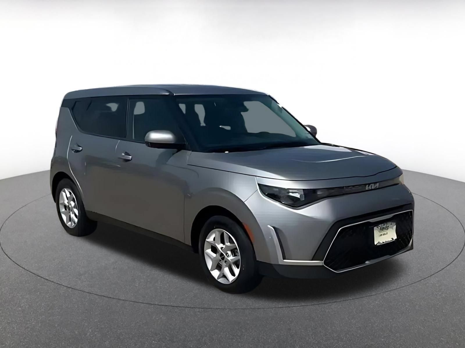 Used 2025 Kia Soul LX w/ LX Technology Package FWD image 2