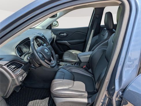 Used 2019 Jeep Cherokee Latitude Plus w/ Comfort/Convenience Group AWD/4WD image 16