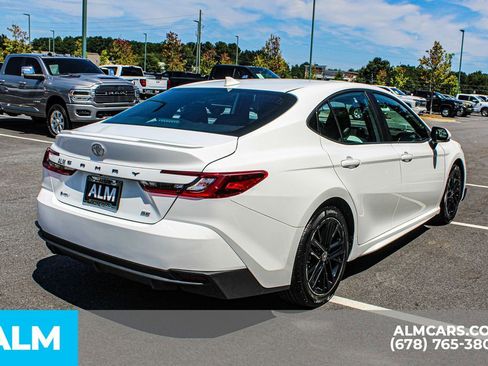 Used 2025 Toyota Camry SE image 6