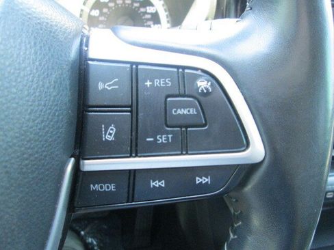 Used 2023 Toyota Highlander XLE AWD/4WD image 21