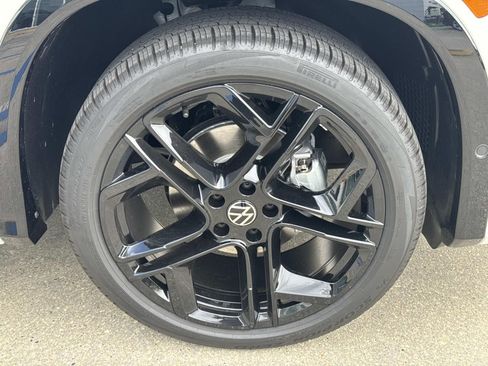 New 2026 Volkswagen Tiguan SE R-Line FWD image 3