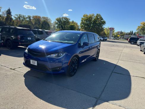 Used 2020 Chrysler Pacifica Touring w/ S Appearance Package image 2