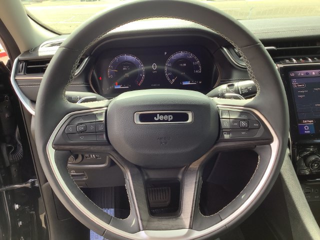 Used 2024 Jeep Grand Cherokee Limited RWD image 11