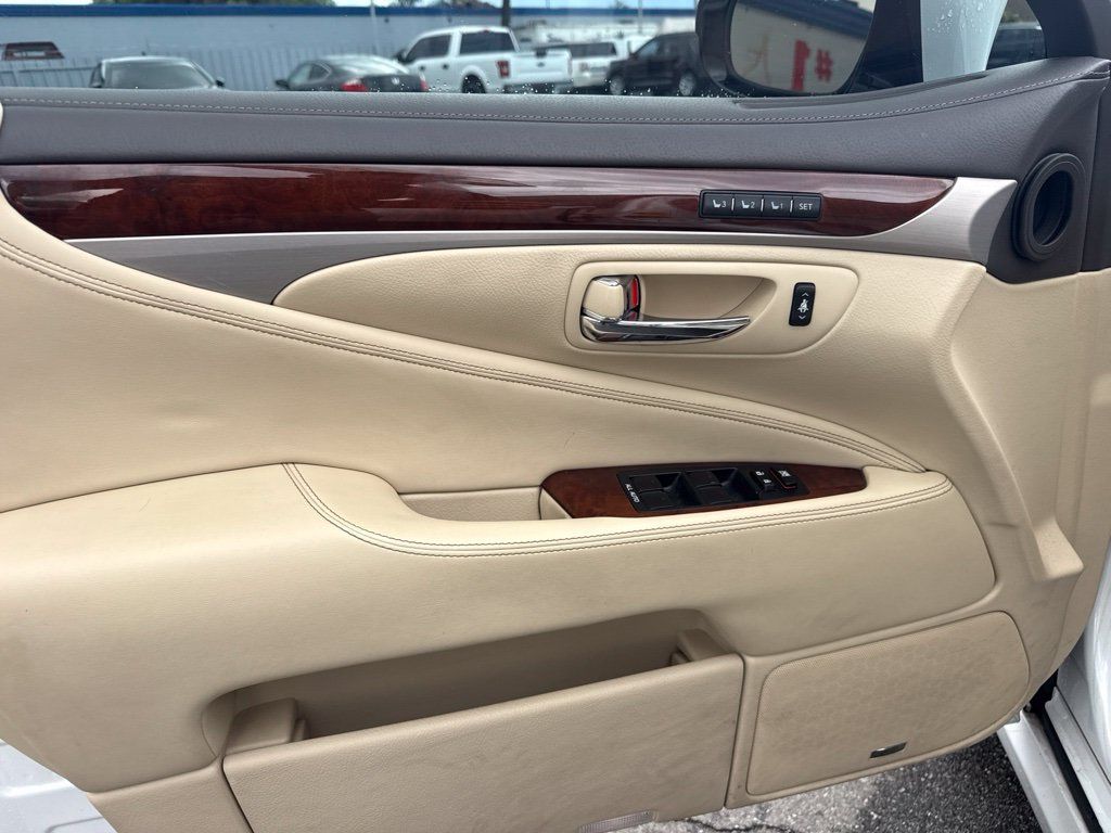 Used 2014 Lexus LS 460 w/ Comfort Package RWD image 12