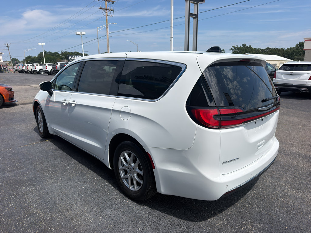 Used 2023 Chrysler Pacifica Touring-L FWD image 4