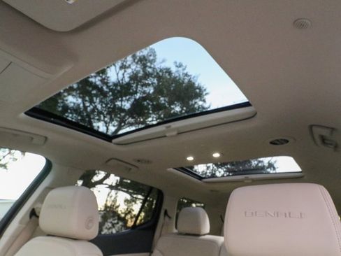 Used 2022 GMC Acadia Denali w/ Denali Ultimate Package image 22