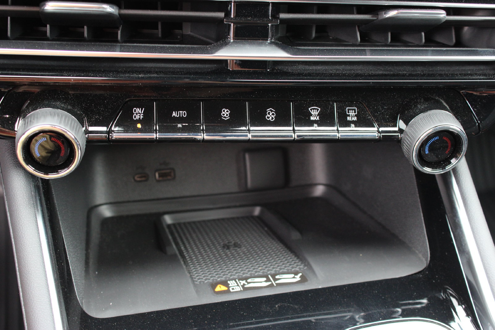 New 2026 Chevrolet Traverse RS w/ LPO, Floor Liner Package FWD image 17