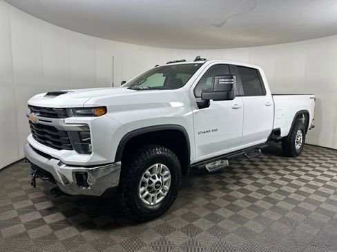 Used 2024 Chevrolet Silverado 2500 LT w/ Convenience Package image 7