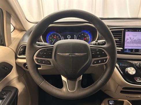 Used 2023 Chrysler Pacifica Touring-L FWD image 10