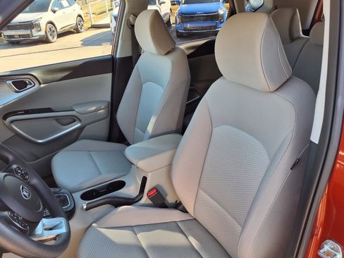 Used 2021 Kia Soul LX image 12