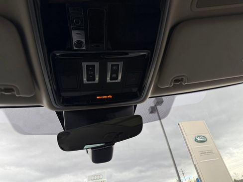 Used 2020 Land Rover Range Rover HSE image 16