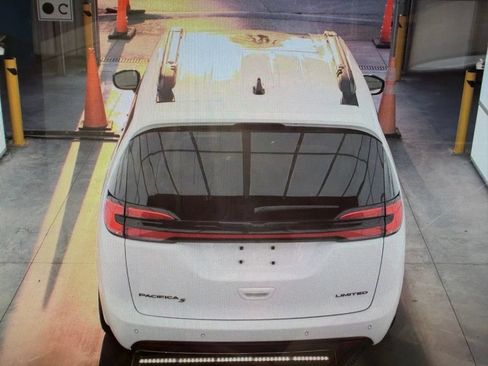 Used 2025 Chrysler Pacifica Limited FWD image 5