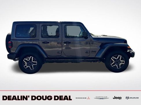 Used 2025 Jeep Wrangler Sahara image 7