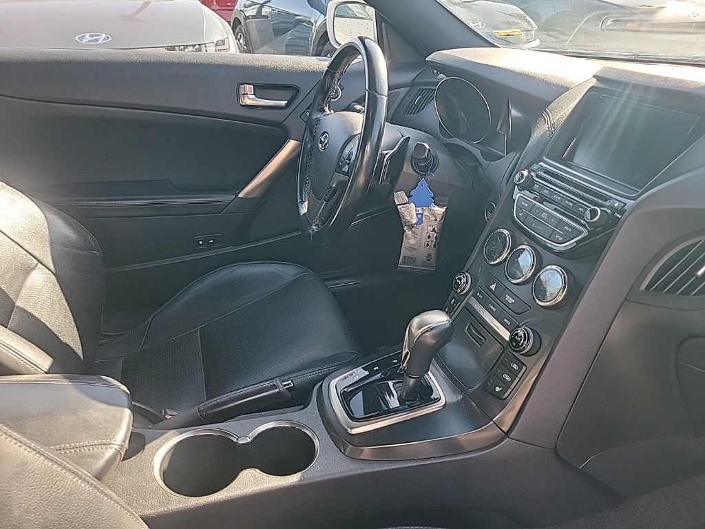 Used 2014 Hyundai Genesis 3.8 RWD image 4