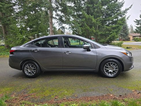 Used 2021 Nissan Versa SV image 7