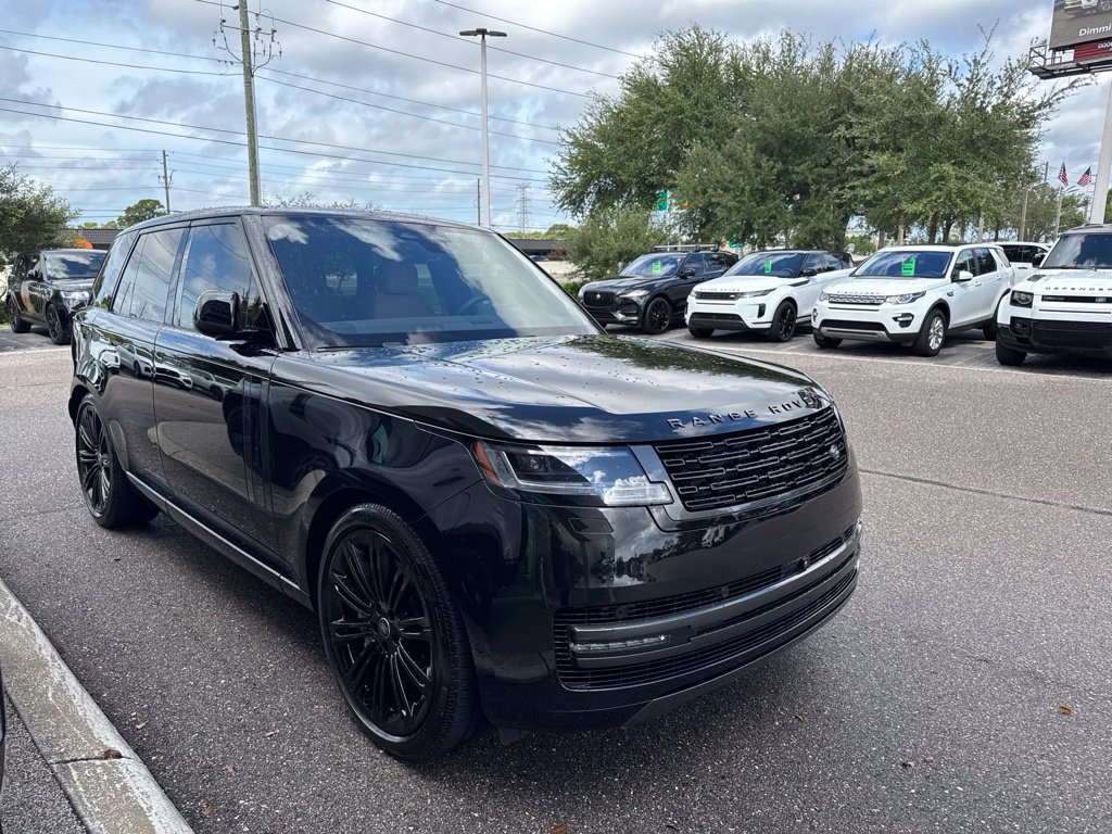 Used 2025 Land Rover Range Rover SE AWD/4WD image 2