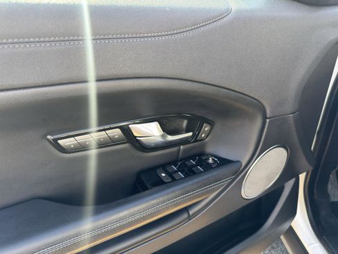 Used 2018 Land Rover Range Rover Evoque SE image 21