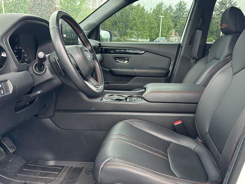 Used 2025 Honda Pilot TrailSport image 16