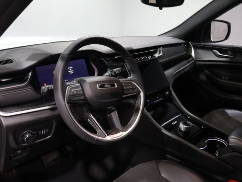 Used 2023 Jeep Grand Cherokee Altitude image 16