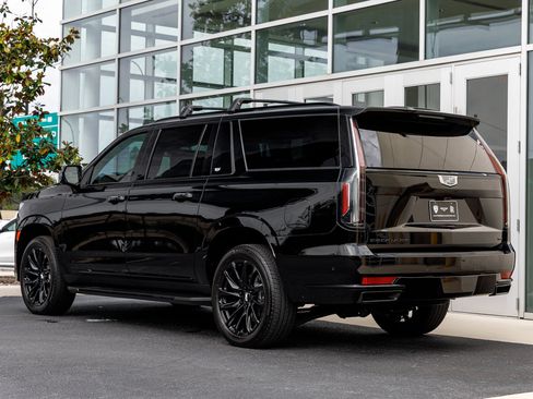 Used 2024 Cadillac Escalade ESV Sport w/ LPO, ONYX Package AWD/4WD image 25