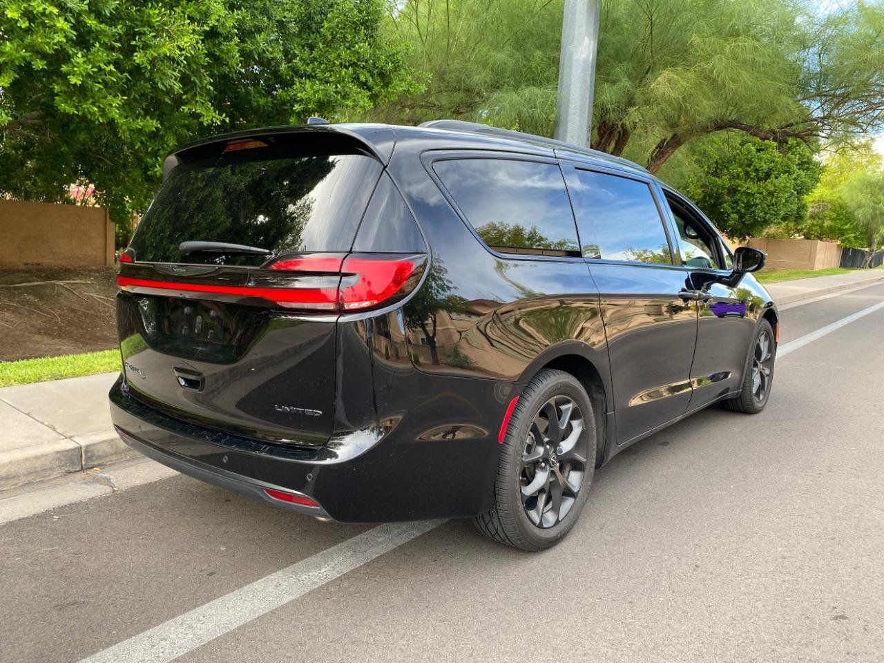 Used 2025 Chrysler Pacifica Limited FWD image 9