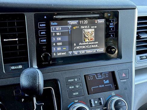 Used 2017 Toyota Sienna LE image 21