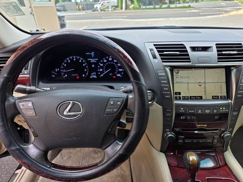 Used 2008 Lexus LS 460 w/ Comfort Pkg RWD image 10