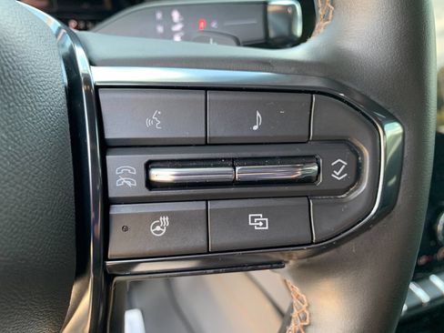 Used 2025 GMC Yukon XL AT4 AWD/4WD image 28