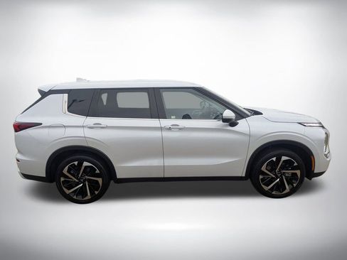Used 2024 Mitsubishi Outlander SE image 2