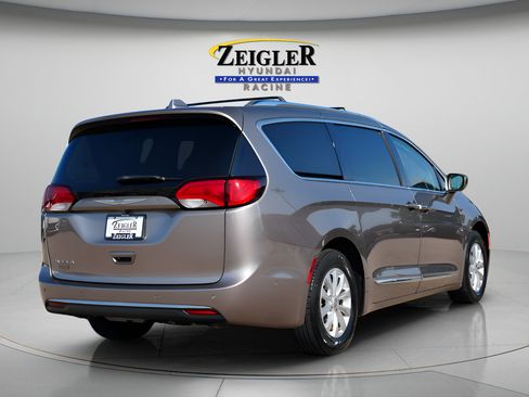 Used 2018 Chrysler Pacifica Touring-L w/ Advanced Safetytec Group FWD image 7