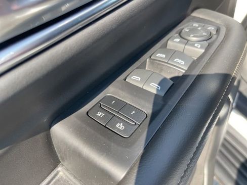 Used 2023 GMC Yukon SLT w/ SLT Luxury Package AWD/4WD image 17