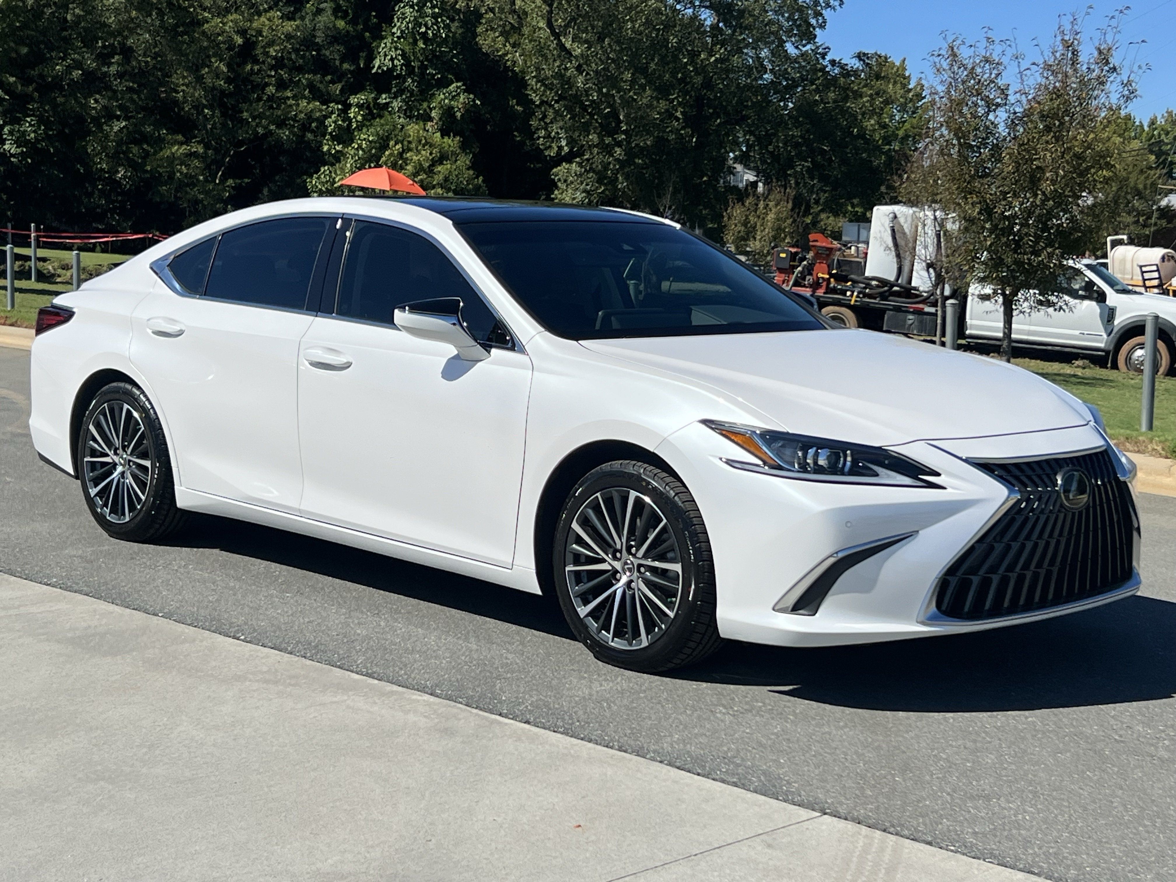 Used 2024 Lexus ES 350 w/ Premium Package FWD image 2