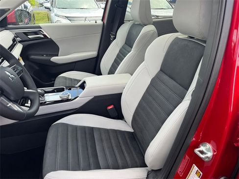New 2025 Mitsubishi Outlander SE image 14
