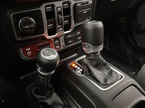 Used 2025 Jeep Wrangler Unlimited Rubicon image 12