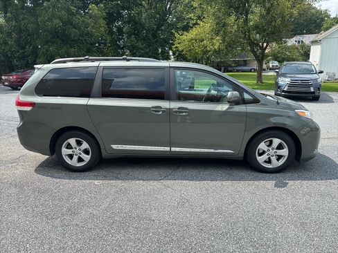 Used 2013 Toyota Sienna LE w/ Towing Pkg FWD image 6