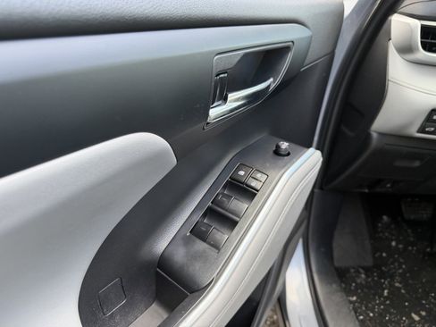 Used 2022 Toyota Highlander XLE image 21