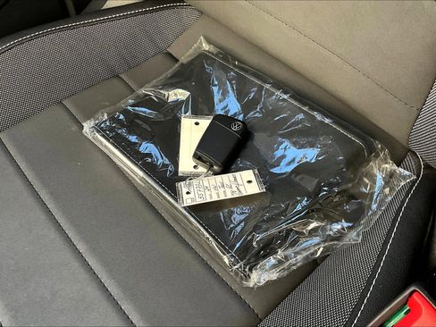 Certified 2024 Volkswagen Taos SE image 11