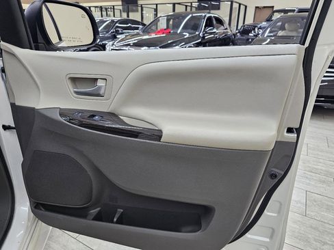 Used 2016 Toyota Sienna XLE FWD image 37