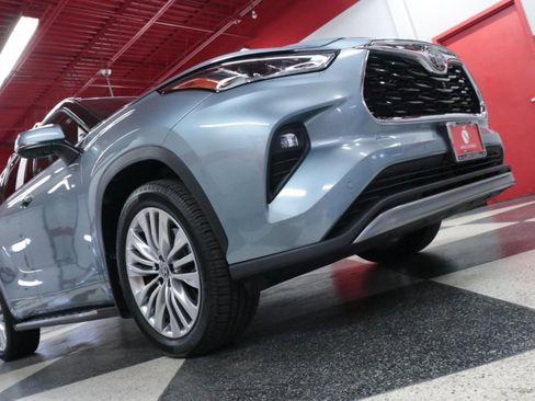 Used 2023 Toyota Highlander Platinum image 32