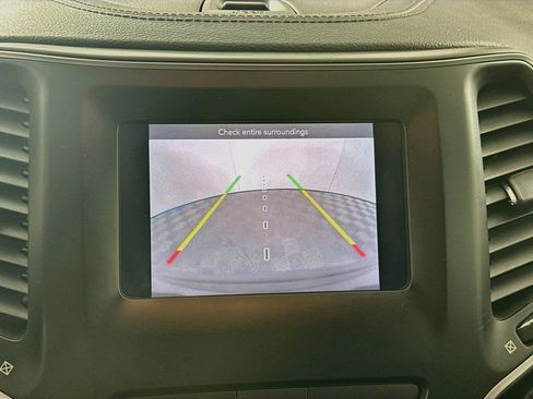 Used 2019 Jeep Cherokee Latitude Plus AWD/4WD image 21