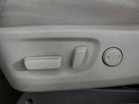 Used 2014 Toyota Sienna XLE image 4