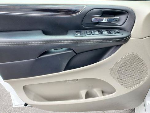 Used 2018 Dodge Grand Caravan SXT FWD image 18