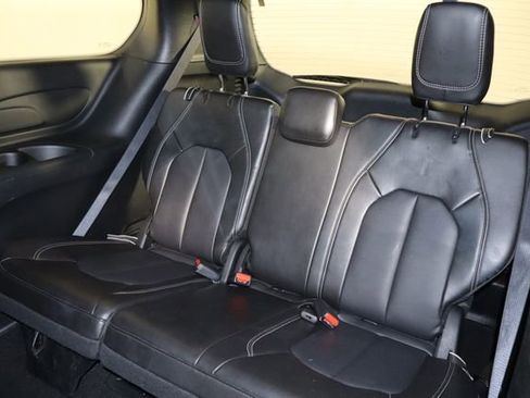 Used 2025 Chrysler Pacifica Select FWD image 17