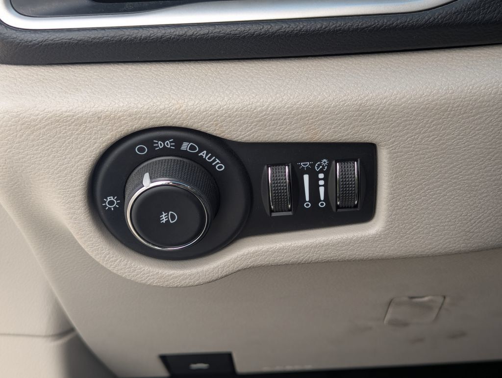 Used 2020 Chrysler Pacifica Touring-L w/ Advanced Safetytec Group FWD image 23