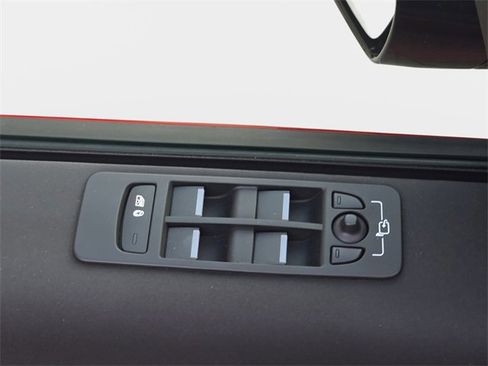 Used 2025 Land Rover Discovery Sport S image 30