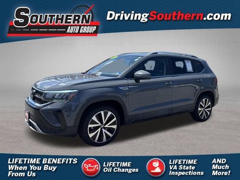 Used 2023 Volkswagen Taos SE w/ Panoramic Sunroof Package FWD image 1