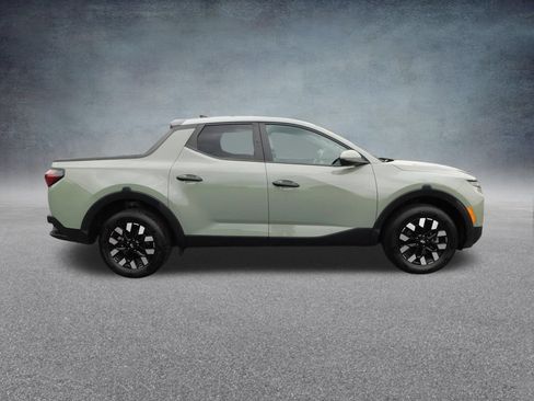 Used 2025 Hyundai Santa Cruz SE FWD image 2